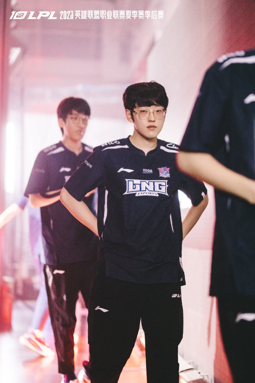 Scout爆冷击败SKT，战术调整引爆全场！